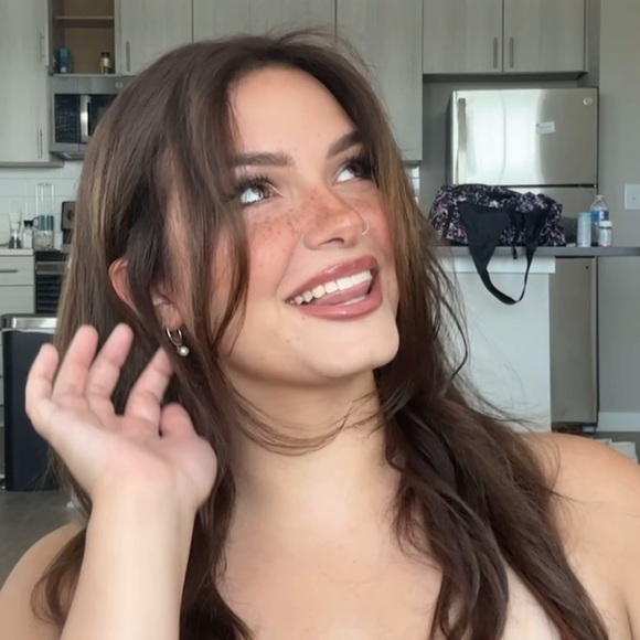 thehaleynicole_